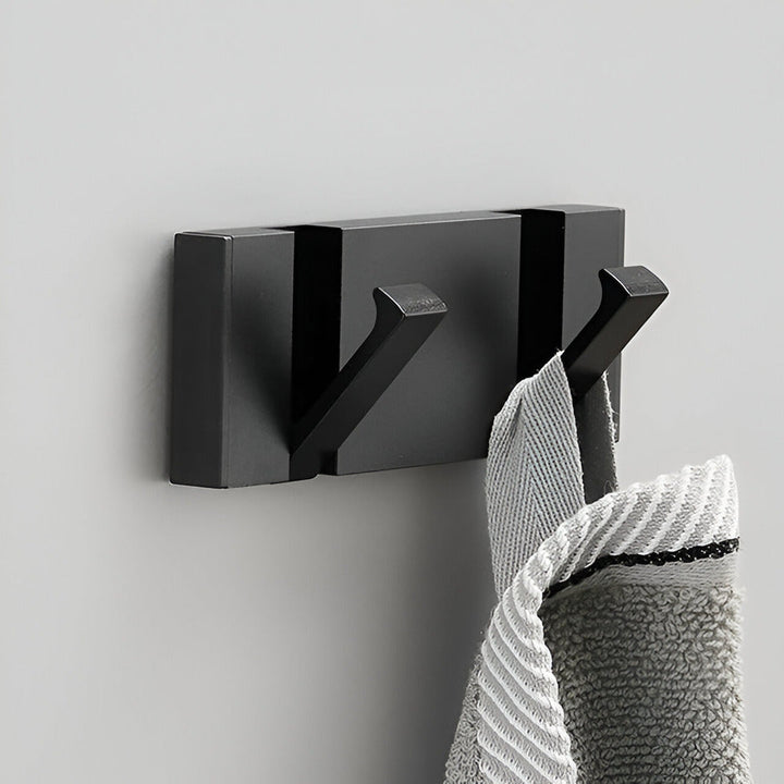 Hållbar klädhängare med flera krokar, vikbar design för flexibel och snygg organisering.