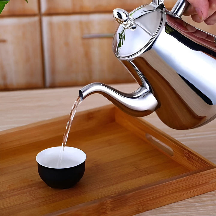 Modern tekanna 1L i rostfritt stål med finmaskigt filter, perfekt för elegant teservering.