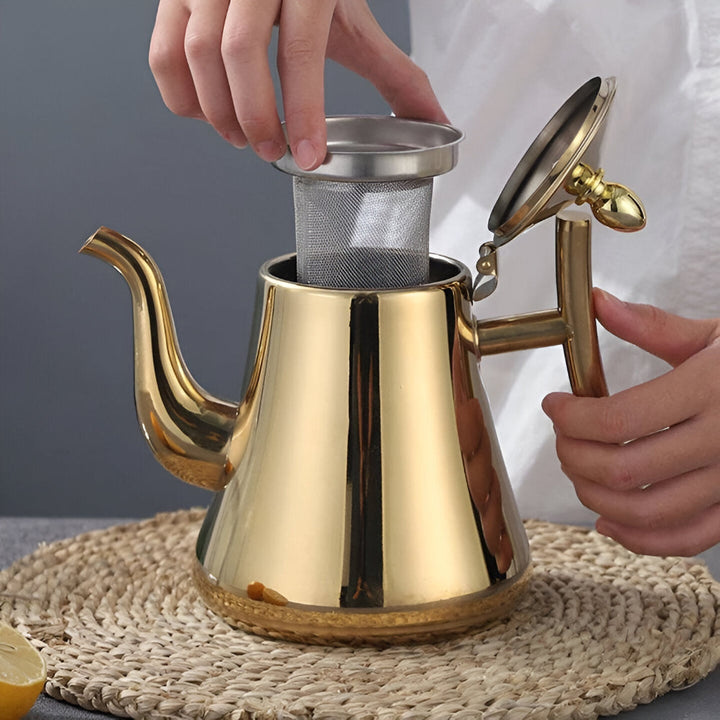 Rymlig tekanna 1.5L i elegant design med tefilter, perfekt för stora sällskap eller familjer.
