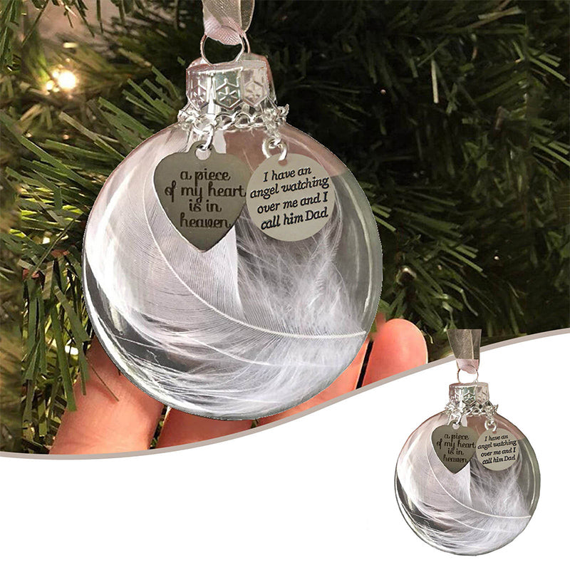 Elegant transparent julkula med vit fjäder och gravering, perfekt för juldekoration eller som en omtänksam gåva.
