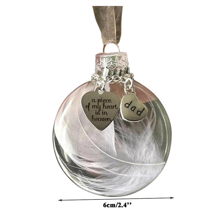 Elegant transparent julkula med vit fjäder och gravering, perfekt för juldekoration eller som en omtänksam gåva.