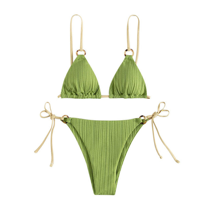 Högskuren triangelbikini dam, stilren badklädsel för sommar och avkoppling vid vattnet.