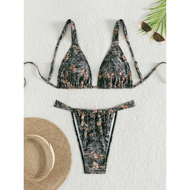 Elegant triangelbikini för dam med vackert blommönster och justerbara axelband, perfekt för sommaren.