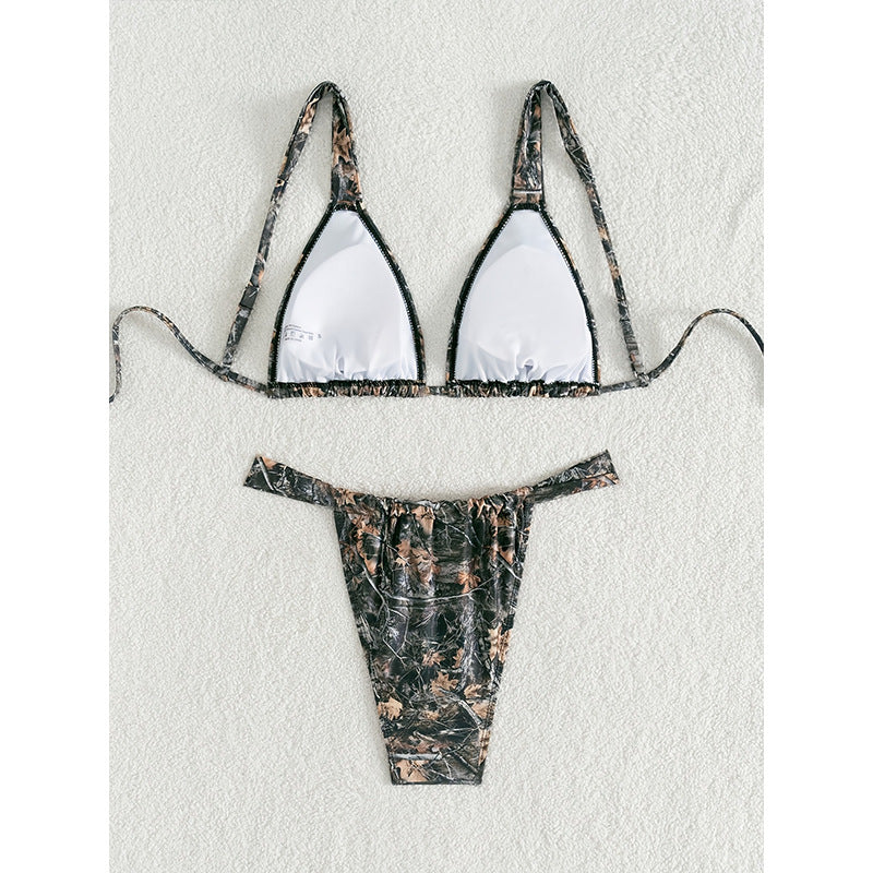 Kvinnlig badkläder: stretchig triangelbikini med färgstarkt blommönster, idealisk för strandmode.