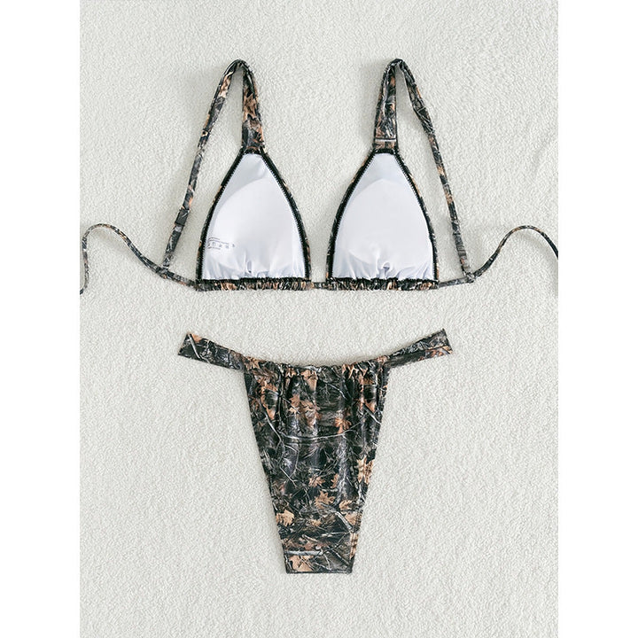 Kvinnlig badkläder: stretchig triangelbikini med färgstarkt blommönster, idealisk för strandmode.