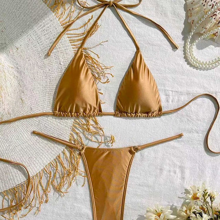 Elegant triangelbikini med volangdetaljer & justerbara axelband. Dambadkläder för sommarstil på stranden.