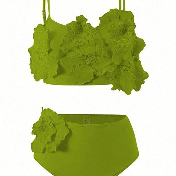 Stilren tvådelad bikini med blommönster och hög midja för elegant strandmode i sommar.