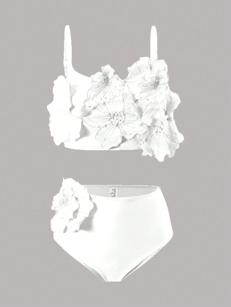 Detaljbild på elegant tvådelad dambikini med blommönster och hög midja. Perfekta badkläder för kvinnor.
