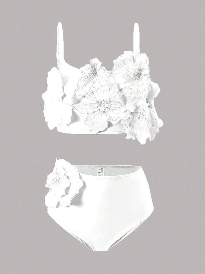 Detaljbild på elegant tvådelad dambikini med blommönster och hög midja. Perfekta badkläder för kvinnor.