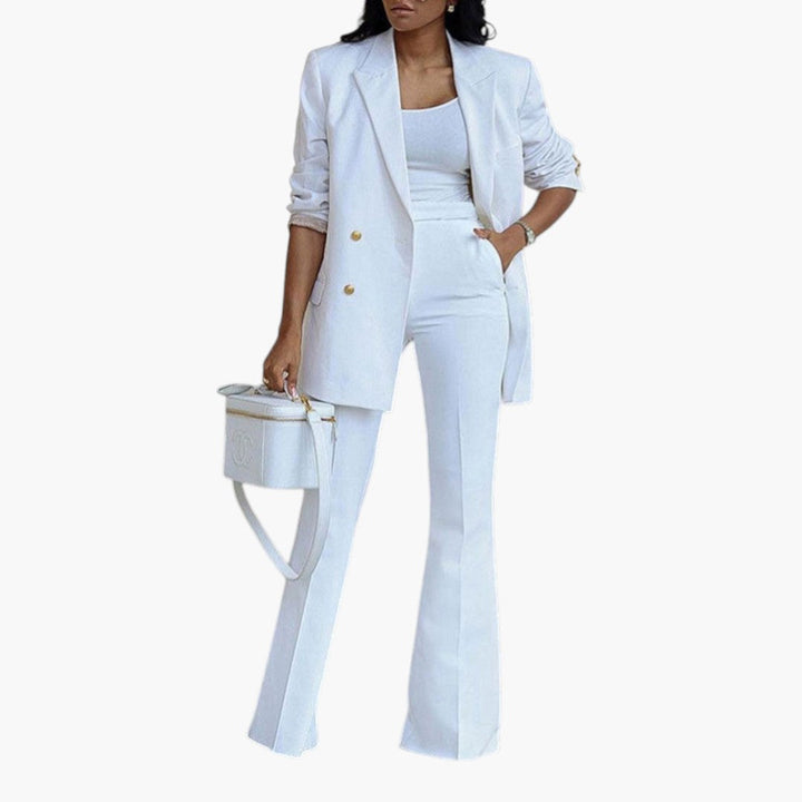 Vitt elegant damset med kavaj & byxor. Perfekt för sommarfest eller stilren kontorslook. Fräscht tvådelat set.