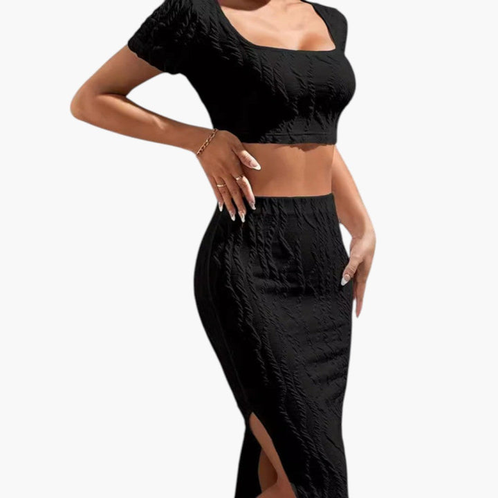 Damens sommaroutfit: Stilren croppad topp och maxikjol med sidoslits, perfekt för både vardag och fest.