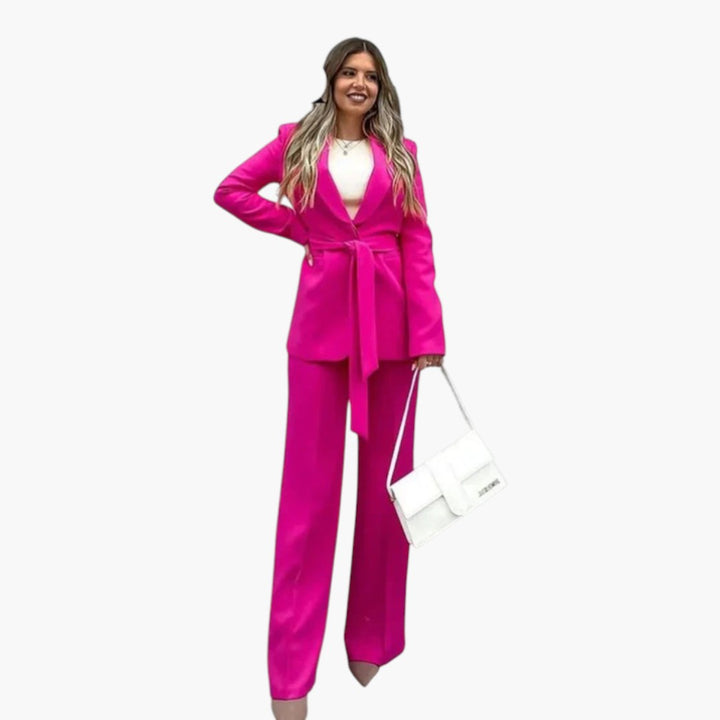 Rosa damkostym med chic blazer och vida byxor. Ett bekvämt och stilrent set för sommar och arbetsdagar.
