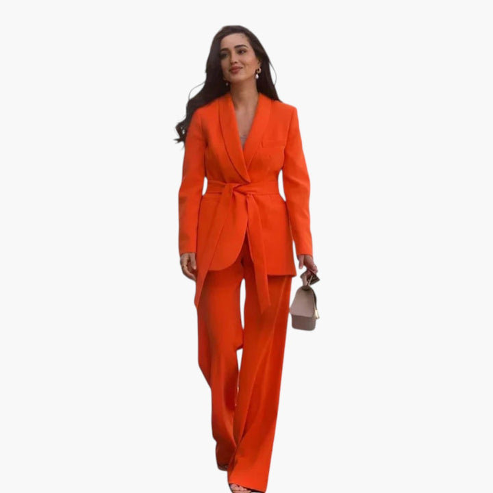 Trendigt tvådelat set med blazer och vida byxor. Passar utmärkt som arbetskläder eller elegant festoutfit.