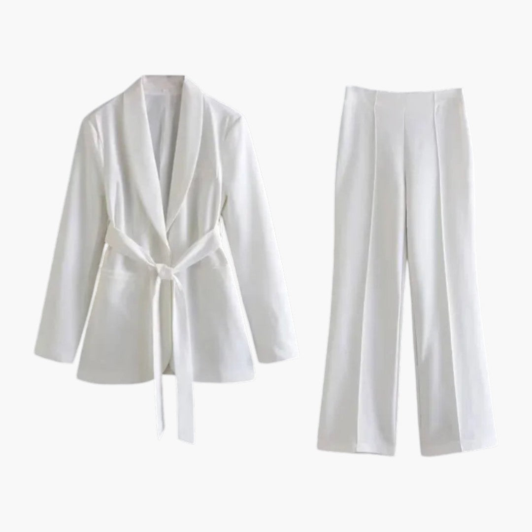 Flödande vida byxor och matchande blazer. Ett bekvämt och elegant kvinnligt set, idealiskt för alla tillfällen.