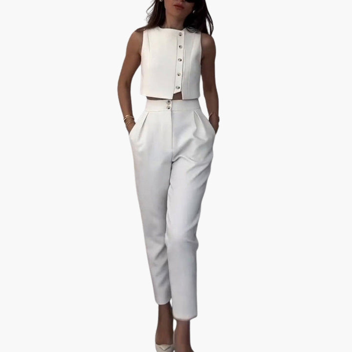 Elegant tvådelat set för kvinnor med chic väst och stilrena högmidjade byxor. Perfekt för sommarfester.