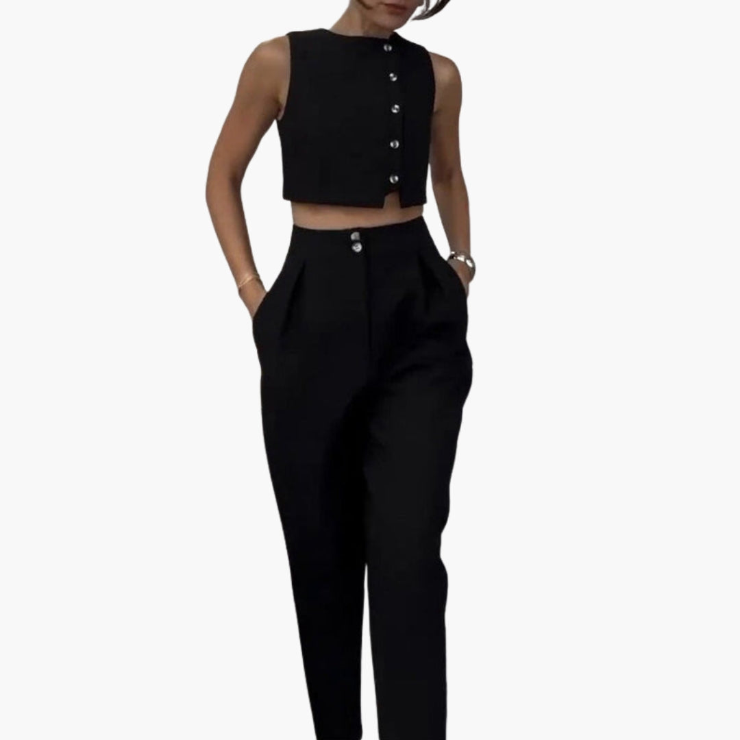 Modernt kvinnligt sommarset med en elegant väst och bekväma högmidjade byxor för en stilren look.