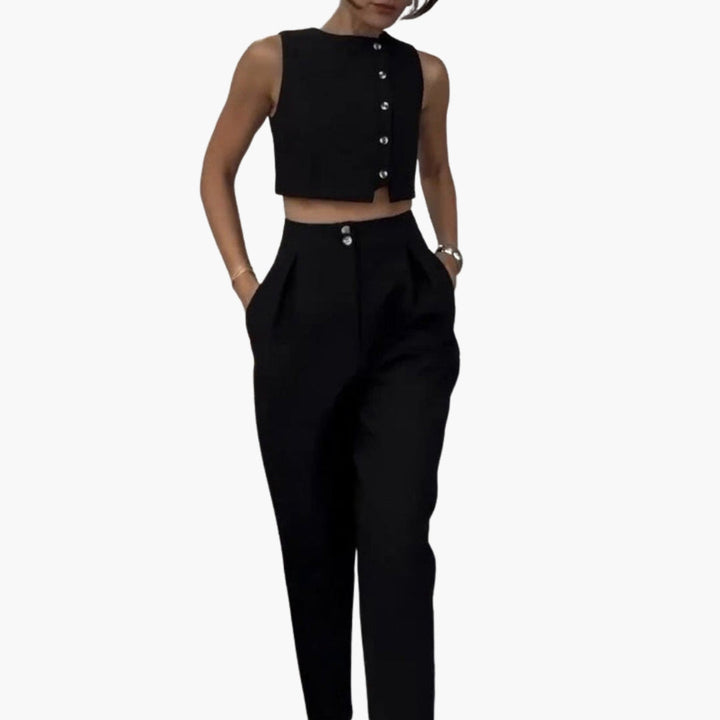 Modernt kvinnligt sommarset med en elegant väst och bekväma högmidjade byxor för en stilren look.