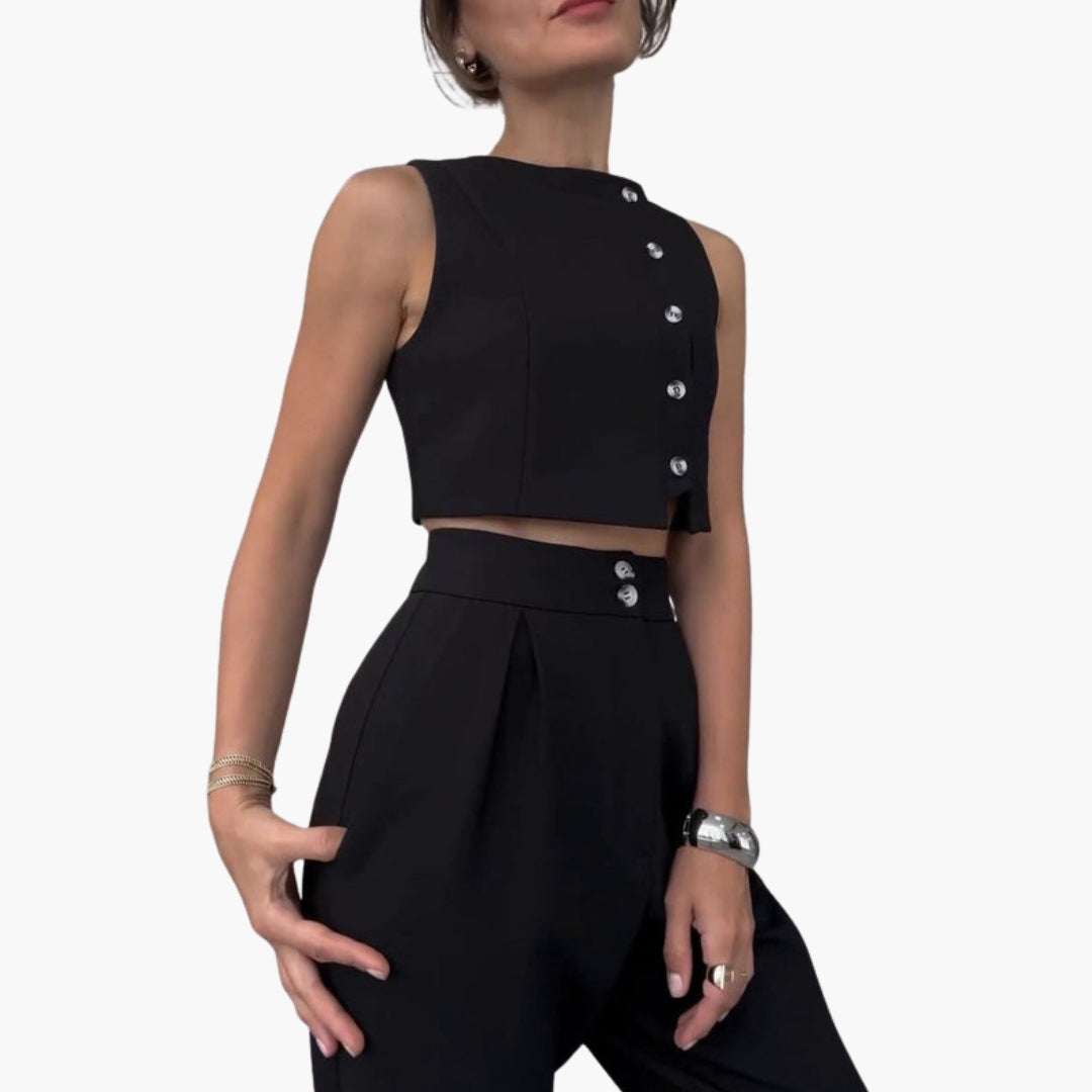 Stilrent tvådelat damset: chic väst och högmidjade byxor med raka ben, perfekt för elegant sommarmode.