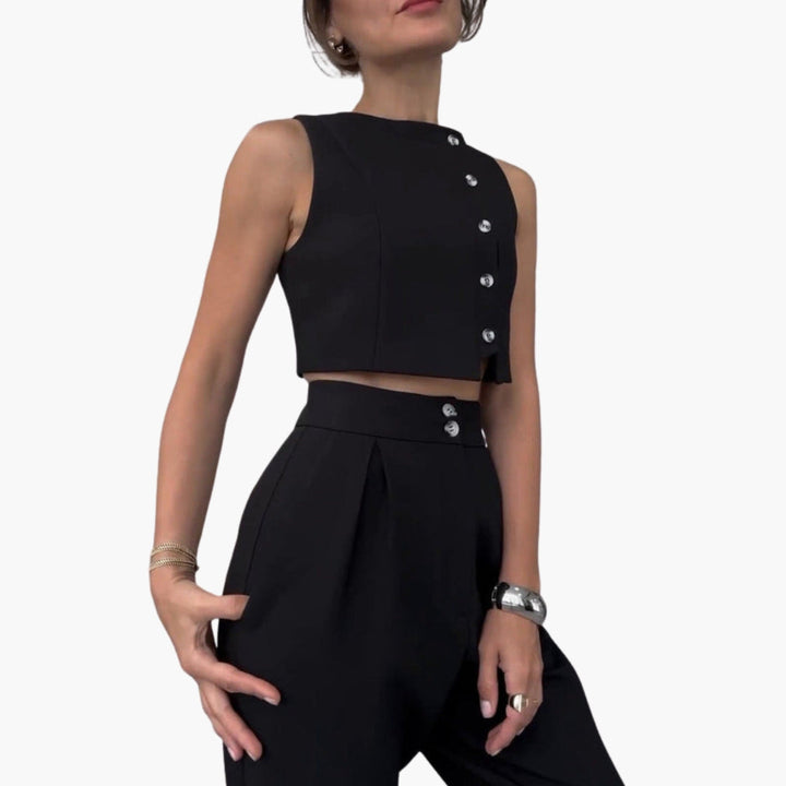 Stilrent tvådelat damset: chic väst och högmidjade byxor med raka ben, perfekt för elegant sommarmode.