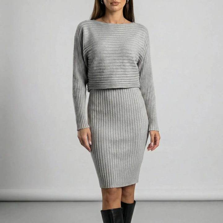 Elegant dam stickset med rundhalsad tröja och matchande underdel, varmt och snyggt höstmode.