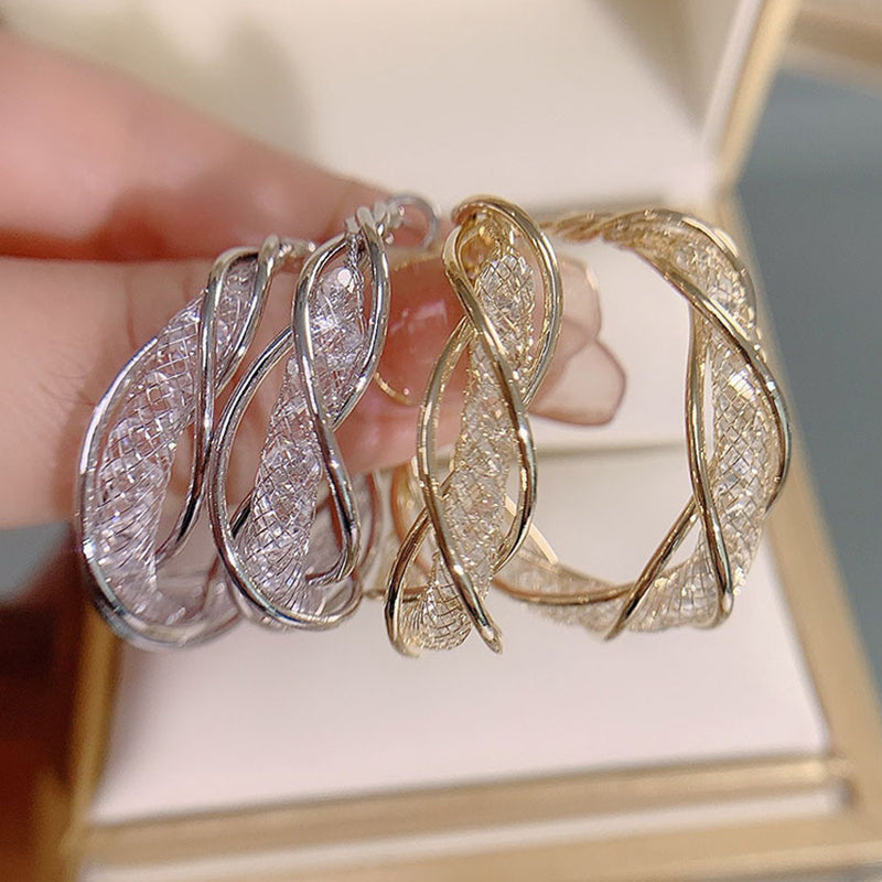 Elegant twistörhängen för kvinnor i guld och silver, geometrisk design, perfekt accessoar för alla tillfällen.