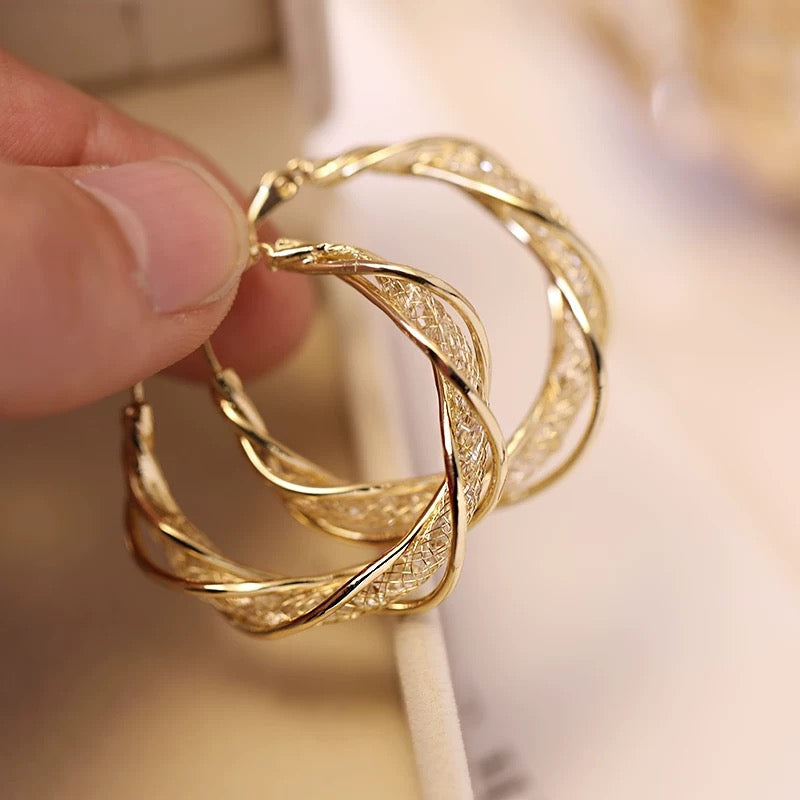 Elegant twistörhängen för kvinnor i guld och silver, geometrisk design, perfekt accessoar för alla tillfällen.