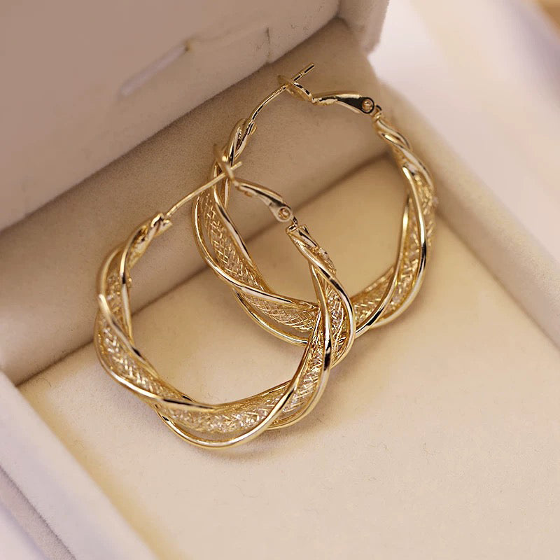 Elegant twistörhängen för kvinnor i guld och silver, geometrisk design, perfekt accessoar för alla tillfällen.
