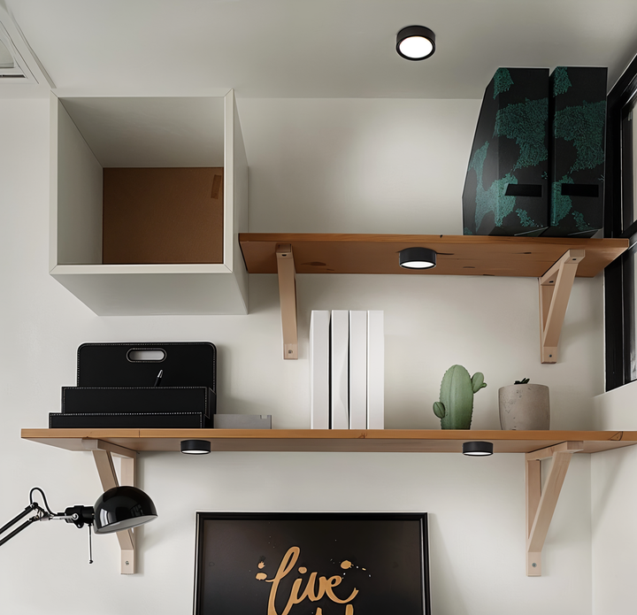 Rund LED-lampa för takmontering. Ultratunn design, idealisk för modern belysning i hemmet.