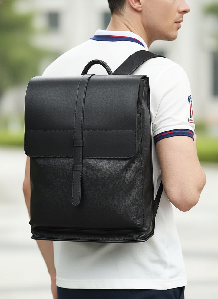 Elegant unisex läderryggsäck för bärbar dator, perfekt för jobb, skola och pendling.