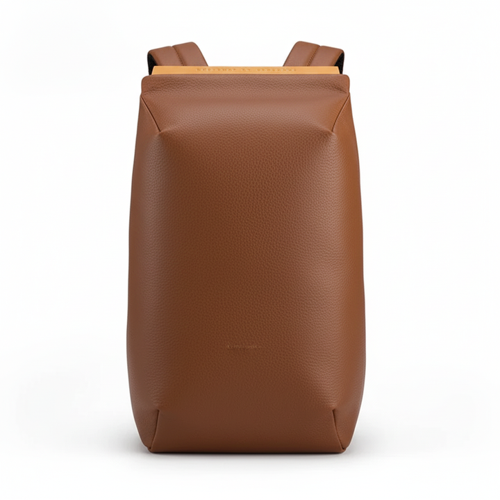 Man med elegant LeatherGuard läderryggsäck, perfekt för laptop och affärsmöten. Organiserad arbetsväska och affärsryggsäck.