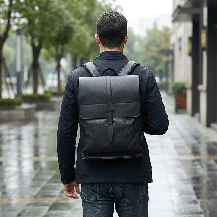 Elegant unisex laptopryggsäck för professionell användning, arbete och pendling. Rymlig och organiserad design.