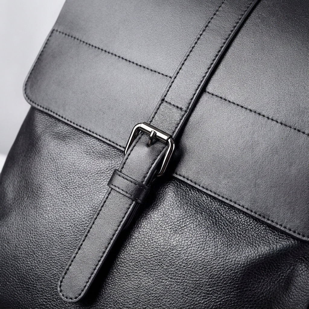 Stilren professionell laptopryggsäck för pendling. Bekväm unisex design med organiserade fack för jobb.