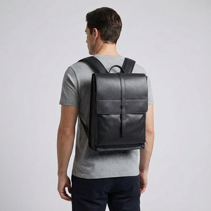 Modern professionell laptopryggsäck i elegant design. Hållbar arbetsväska med plats för laptop och tillbehör.