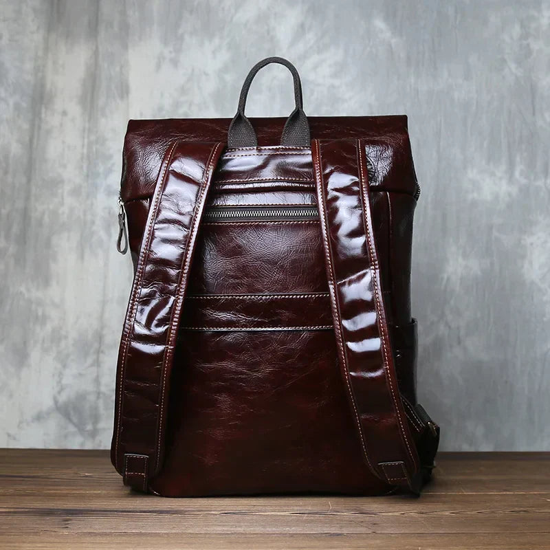 Elegant unisex ryggsäck i skinn för laptop. En funktionell och stilfull accessoar för kontoret eller skolan.