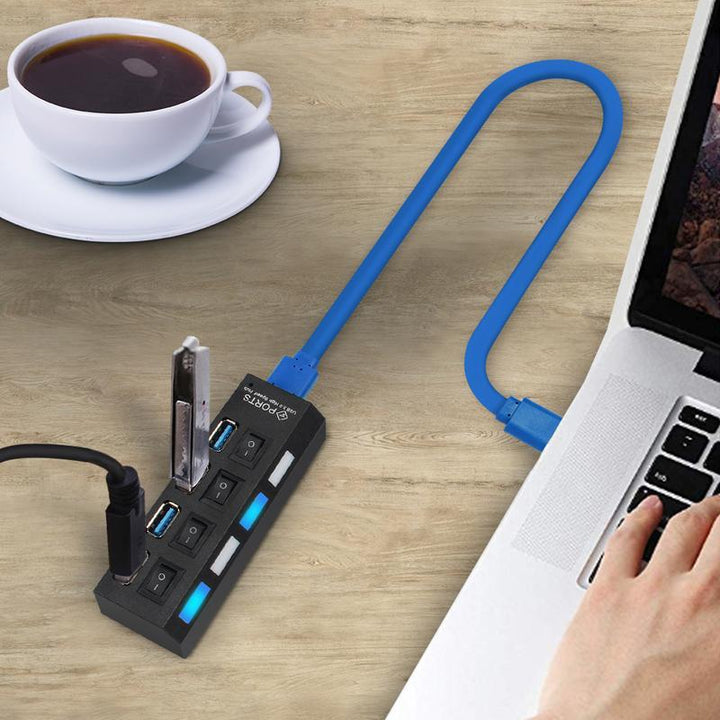 "Elegant USB-hub med 4 höghastighetsportar och individuella omkopplare, kompakt design och lysdiodindikatorer"