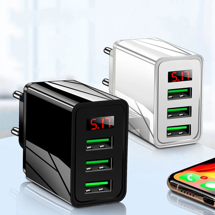 "Elegant USB-laddare med digital display framifrån, tre portar för snabb och effektiv laddning av flera enheter."