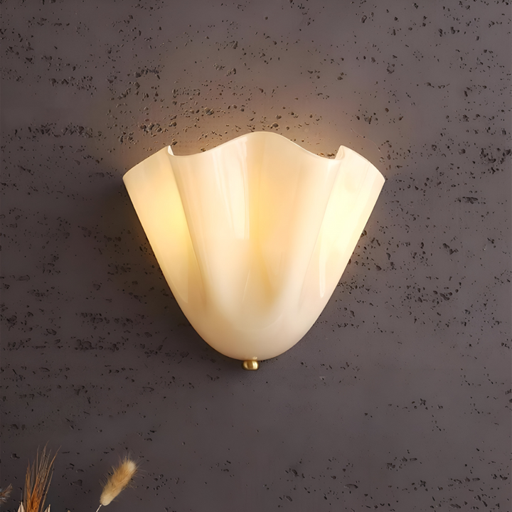 Elegant vägglampa med snäckdesign för modern heminredning.