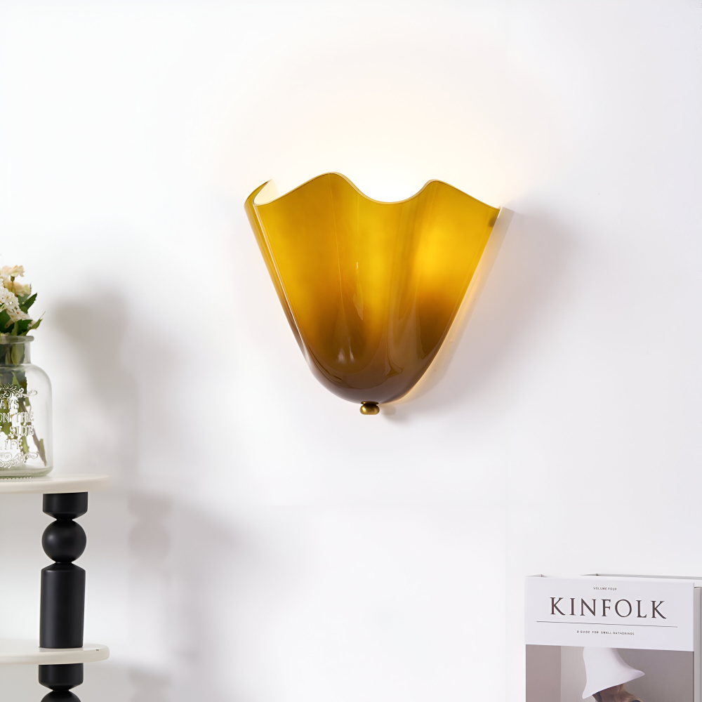 Elegant och modern vägglampa med snäckdesign, perfekt hallbelysning.