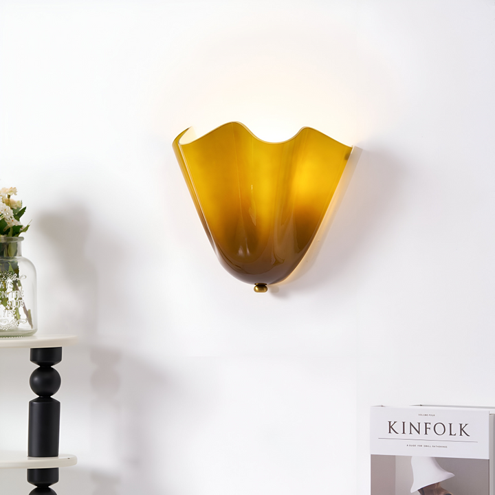 Elegant och modern vägglampa med snäckdesign, perfekt hallbelysning.