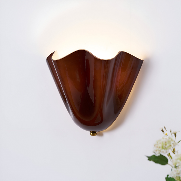Stilfull snäcklampa för sovrummet, ger mjuk och behaglig stämningsbelysning.