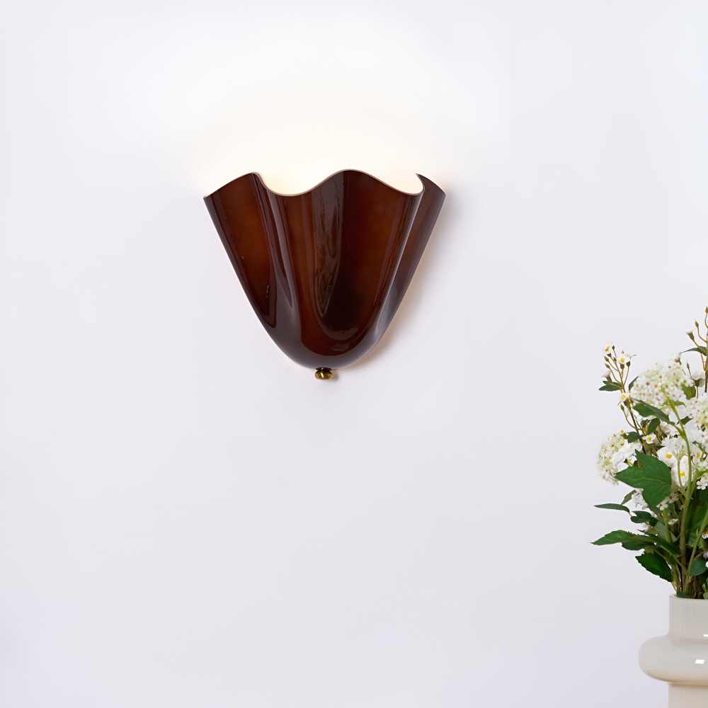 Designad LED vägglampa, snäckformad, en konstnärlig inredningsdetalj.