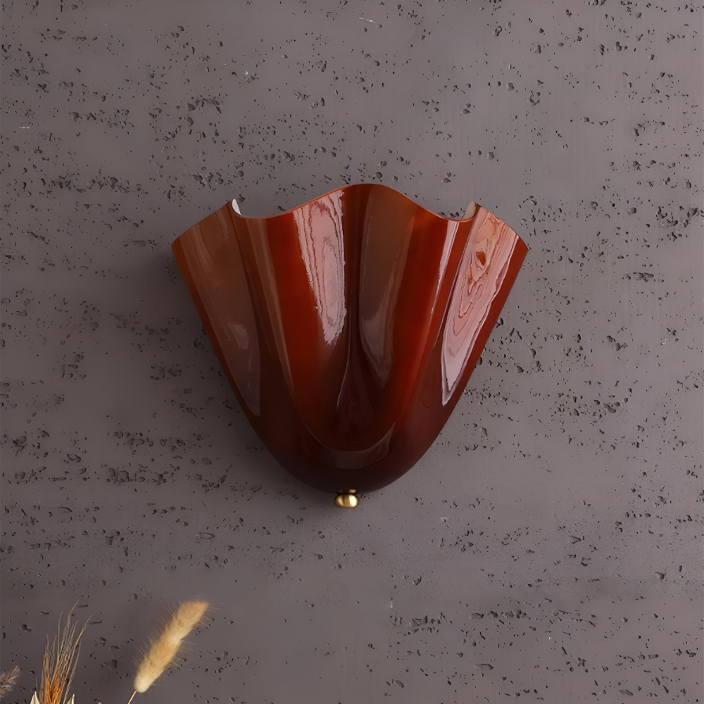 Vägglampa med snäckmotiv, dimbar funktion för anpassad belysning.