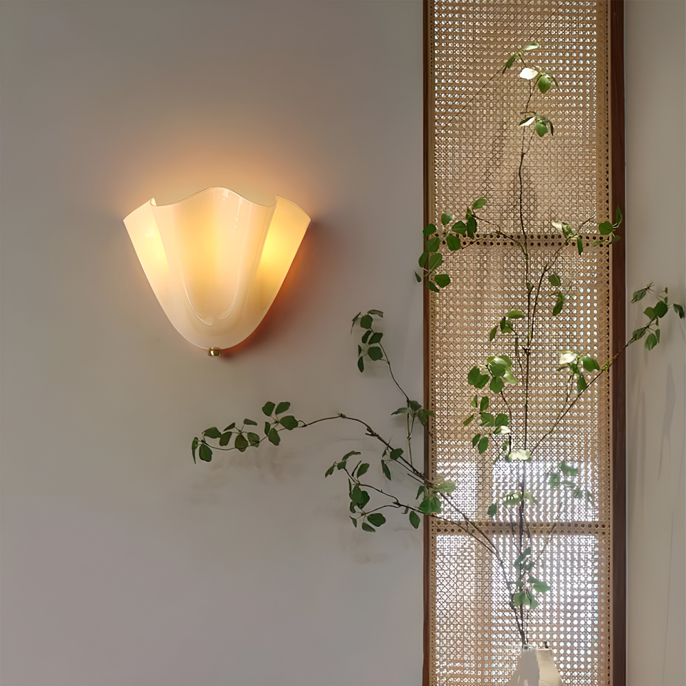 Unik snäckformad LED vägglampa, perfekt för stämningsfull sovrumsbelysning.