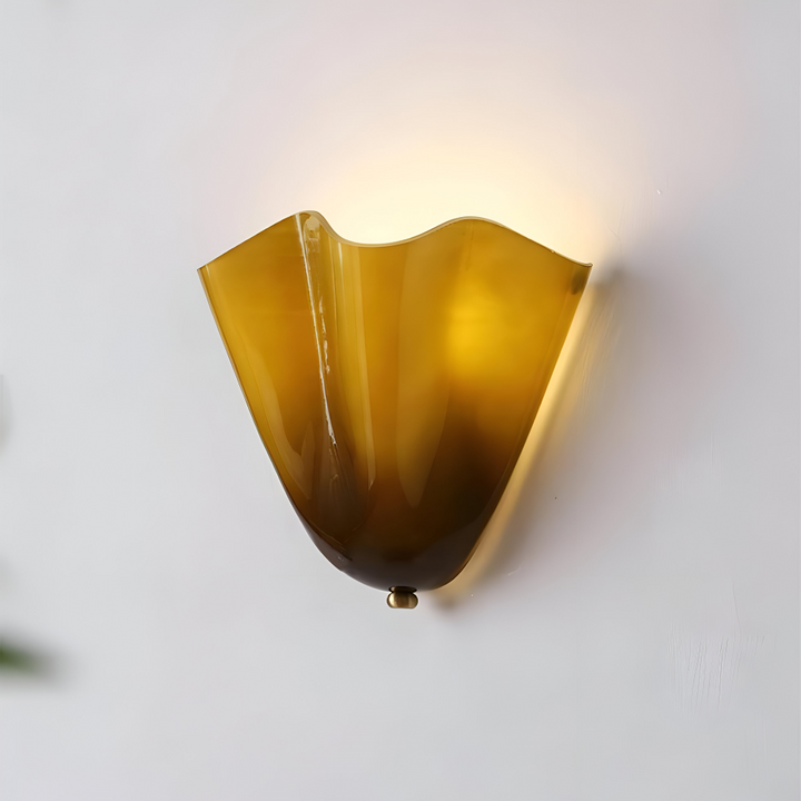 Modern vägglampa med snäckmotiv, idealisk för stämningsfull belysning.