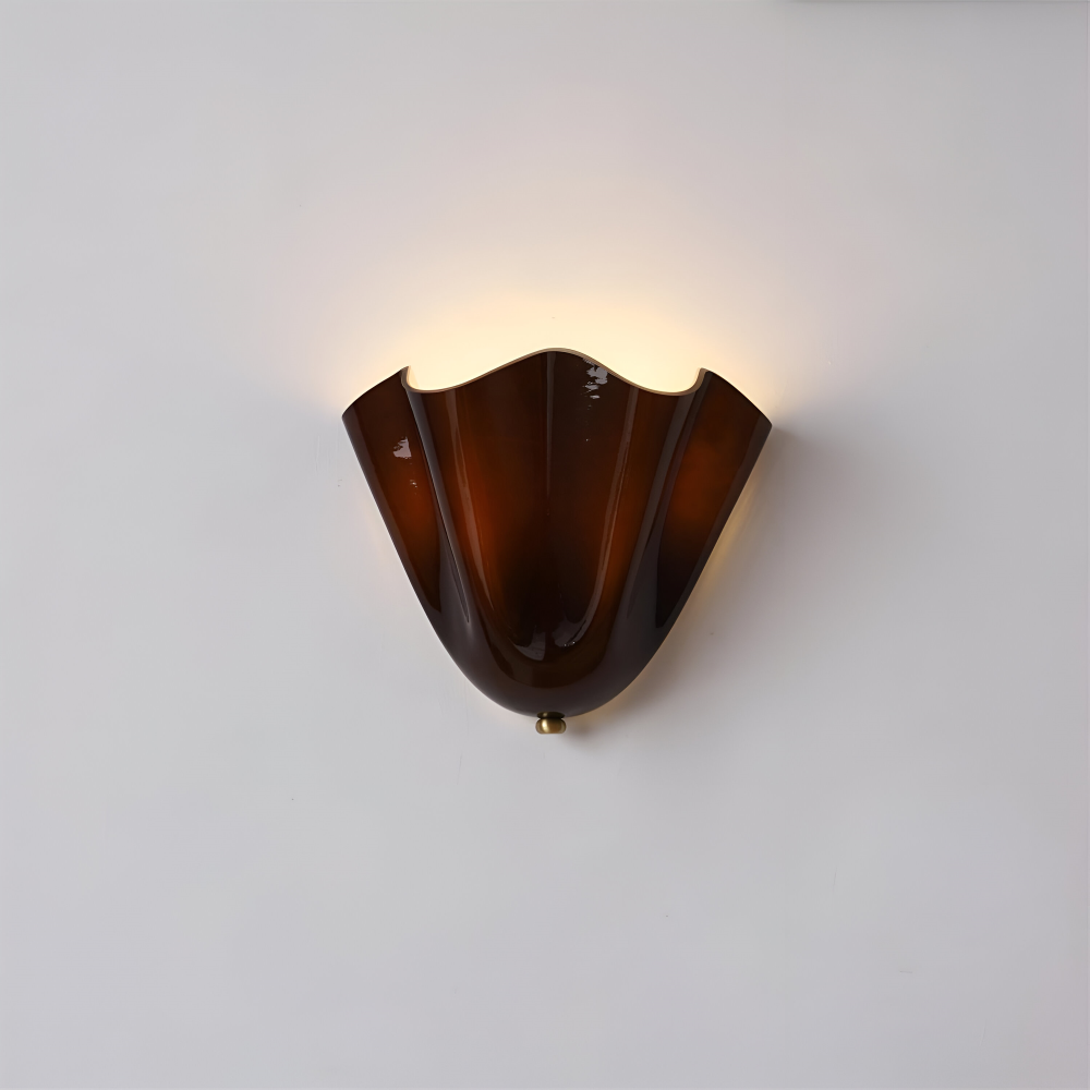 Exklusiv vägglampa med snäcka-detaljer, en verklig designlampa.