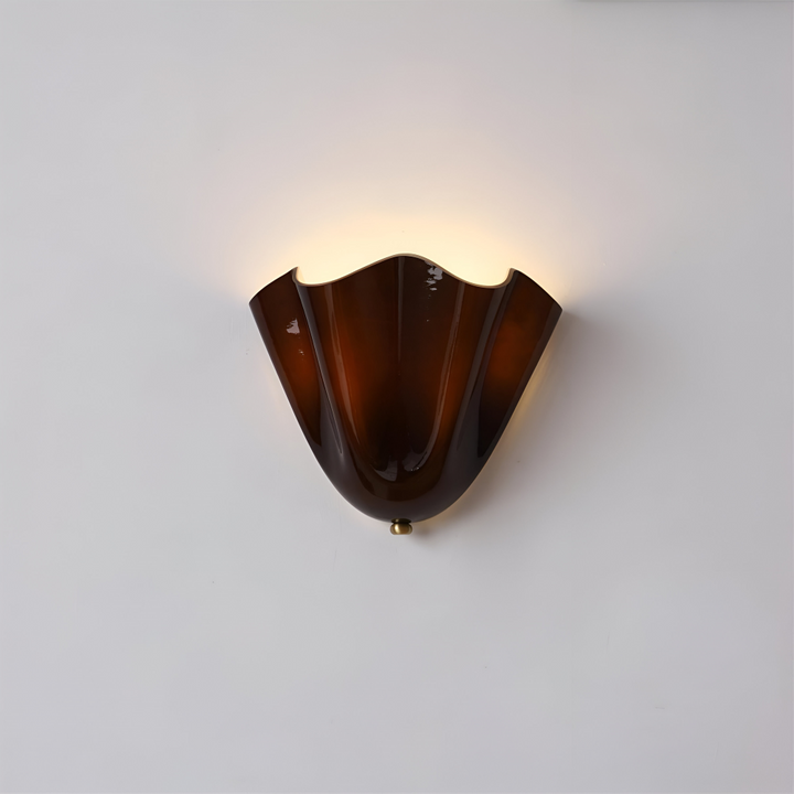 Exklusiv vägglampa med snäcka-detaljer, en verklig designlampa.