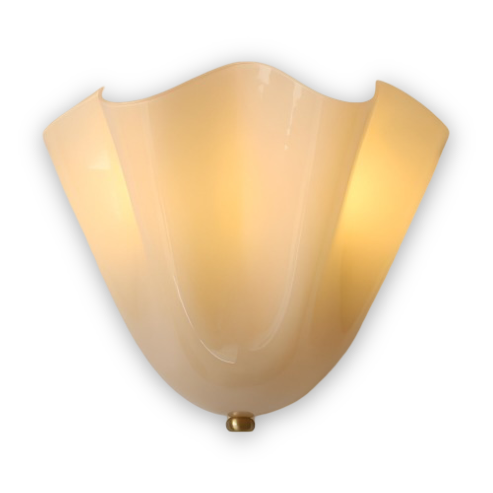 Elegant designlampa för väggen, med vacker snäcka-inspirerad form.
