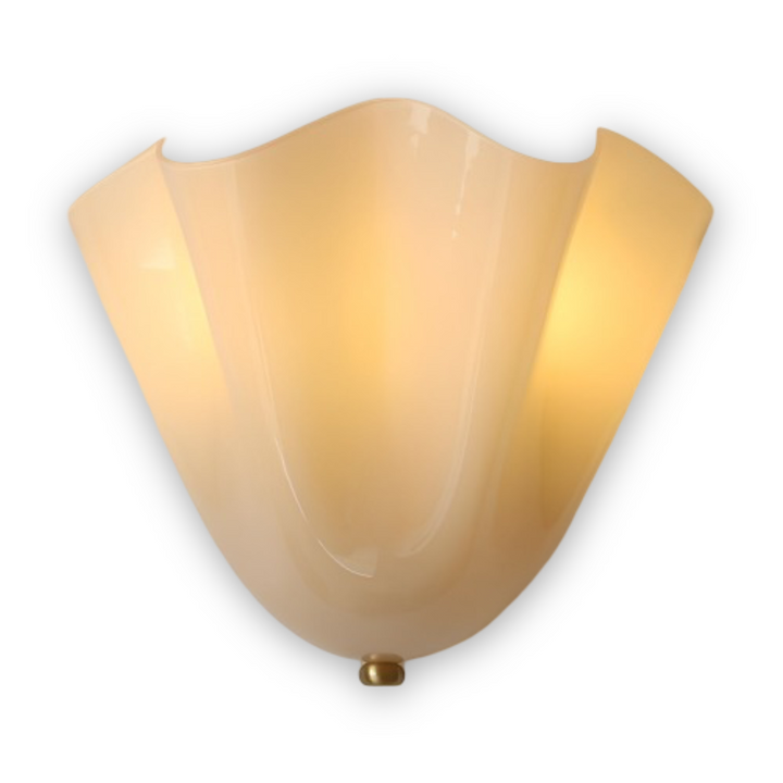 Elegant designlampa för väggen, med vacker snäcka-inspirerad form.