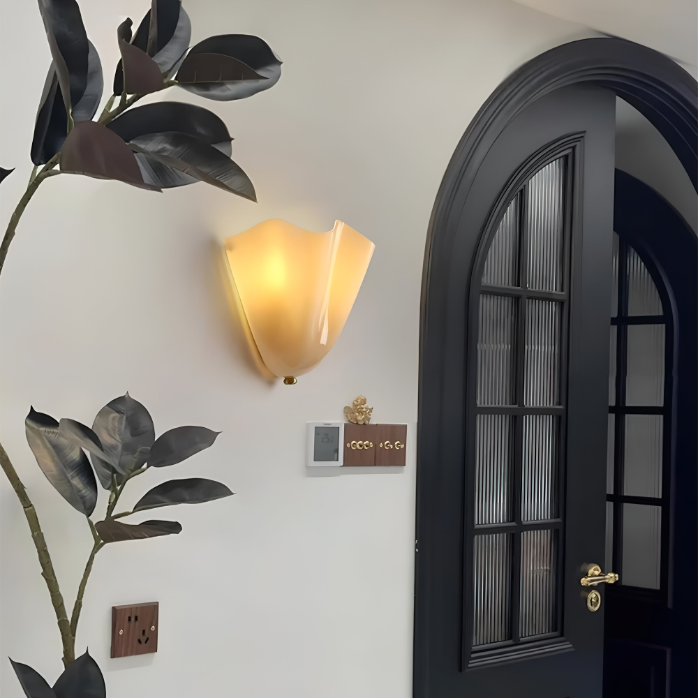 Vacker designlampa med snäckmotiv, en dekorativ inredningsdetalj för ditt hem.