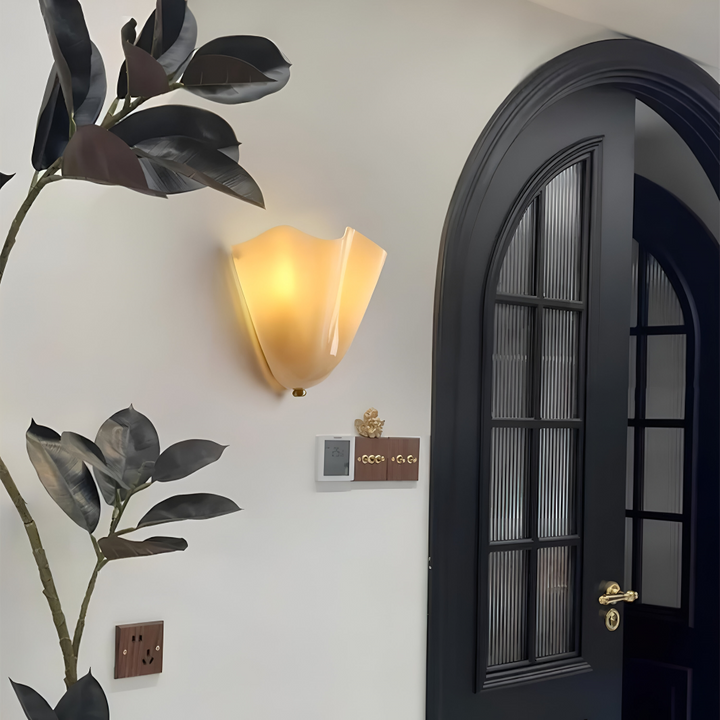 Vacker designlampa med snäckmotiv, en dekorativ inredningsdetalj för ditt hem.